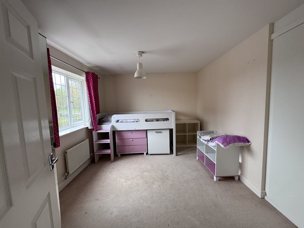 Spacious 4Bd House With Character In Coventry