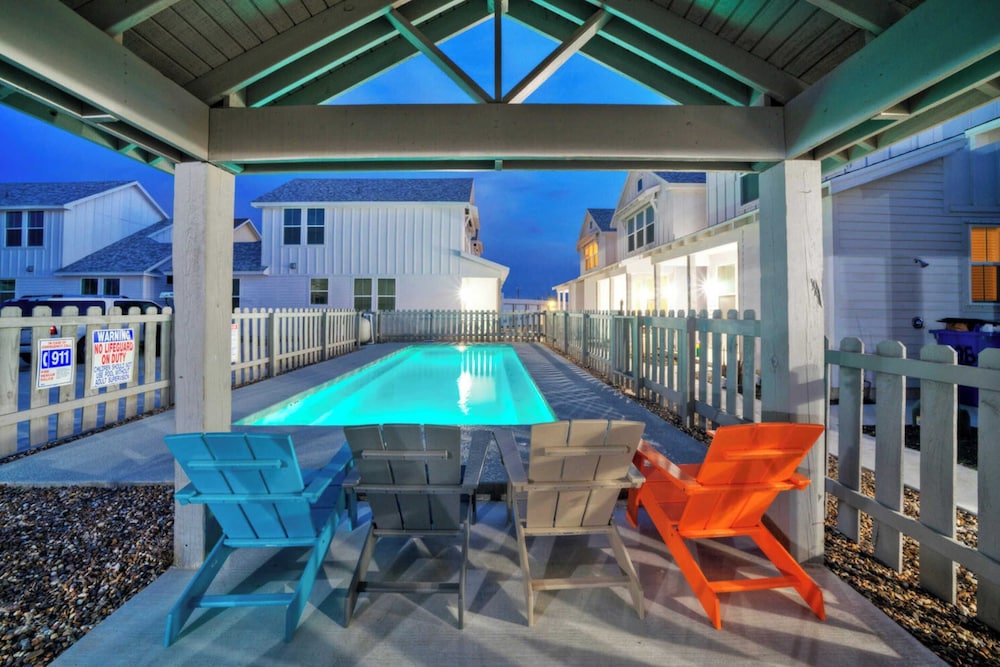 Sleeps 20 2 Homes in Mercer Village w/ Pool Heart of Old Town, Walkable