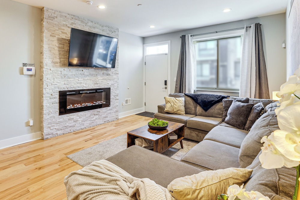 Modern Philly Oasis w/ Rooftop Deck & Game Lounge
