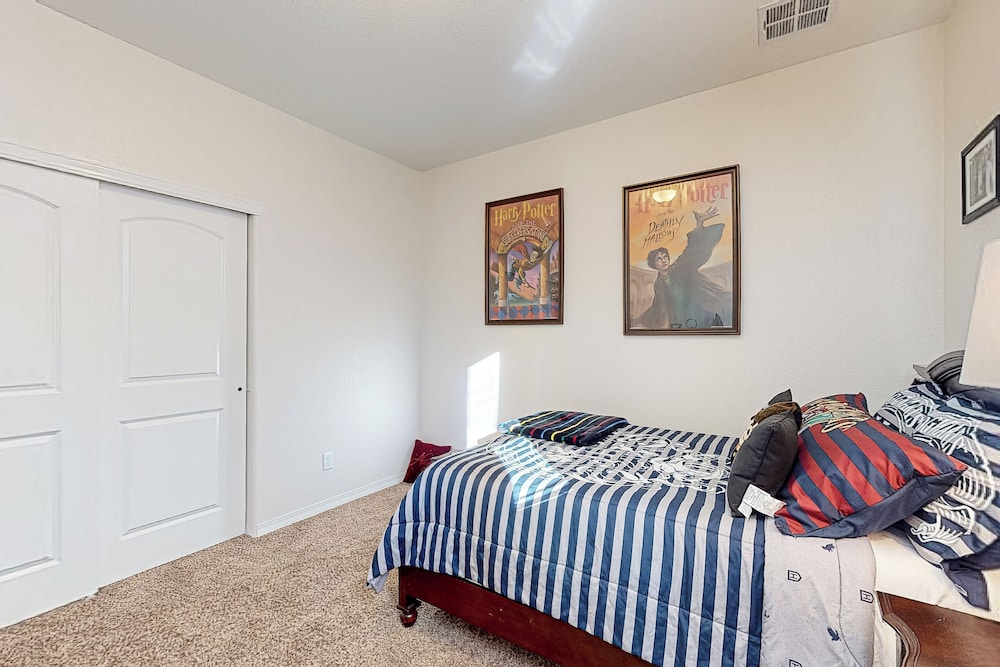 4BR w/ Private Yard, Outdoor Games, Grill, & W & D