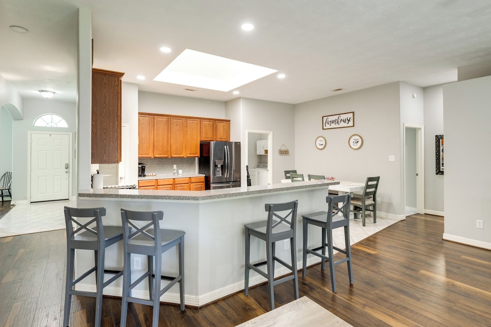 Private Acreage, Pergola & Fire Pit: Baytown Home