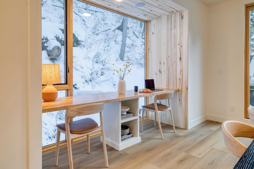 Parkview Mountain House Luxury Ski Home w/ Hot Tub Near Trails & Downtown