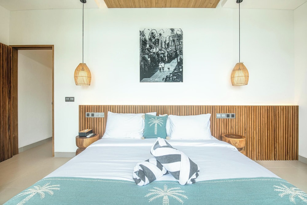 Luxury 5BR Retreat, 400m From Café Del Mar Shore
