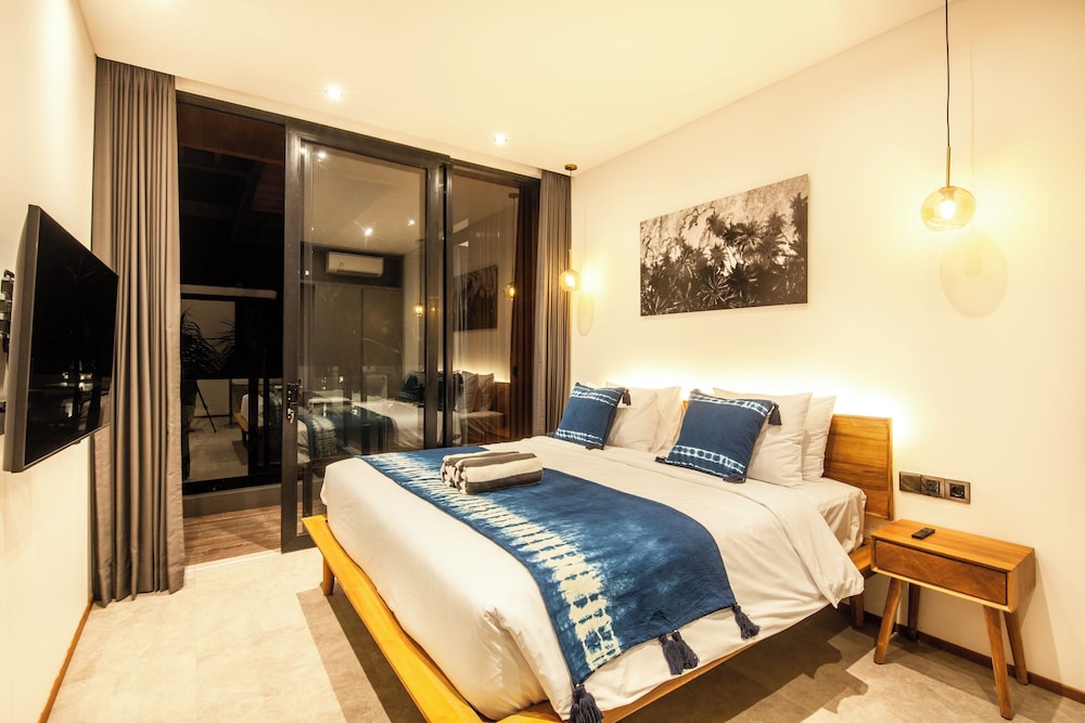 Seaside Escape: 4BR Villa, 190m to Canggu Beach