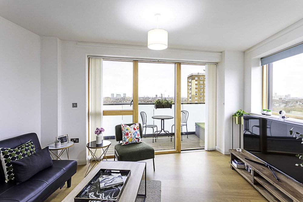 Trendy Queen's Park Apartment With Views Across London