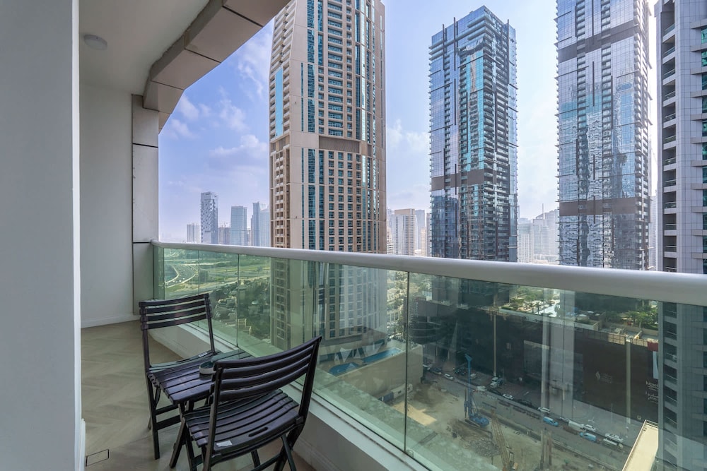 A Fabulous 1 Bedroom Apartment in Marina Pinnacle