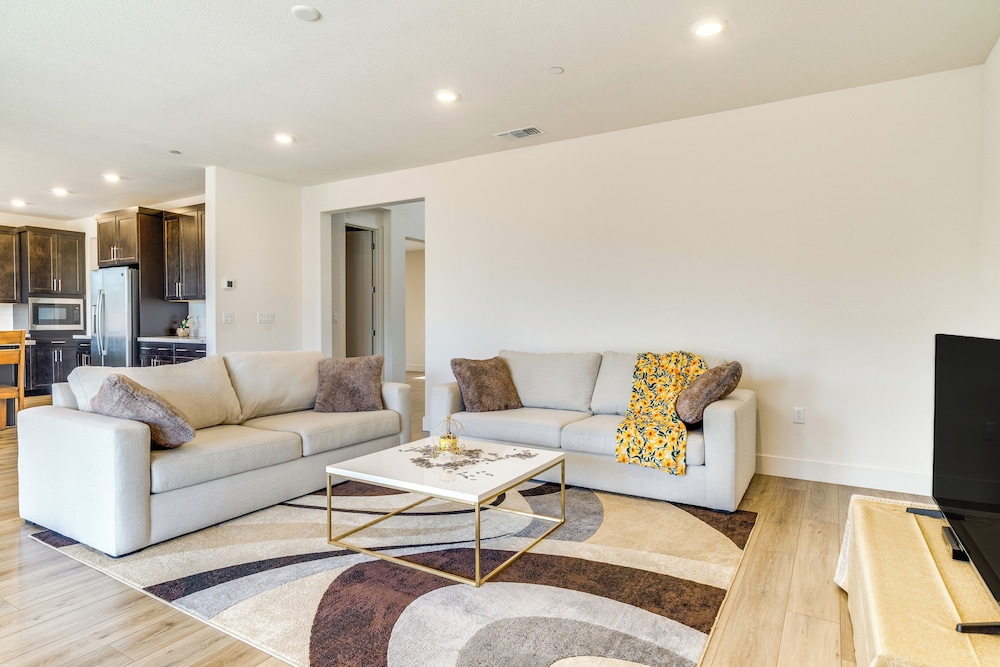 Pool Paradise: Spacious Tracy Home w/ Yard!