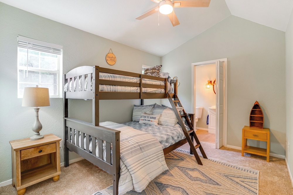 5 Mi to Historic Granbury Square: Lakefront Escape