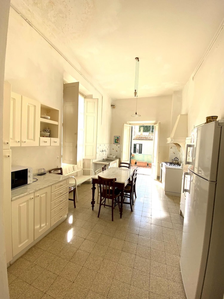 Laura 50 in Firenze With 6 Bedrooms and 3 Bathrooms