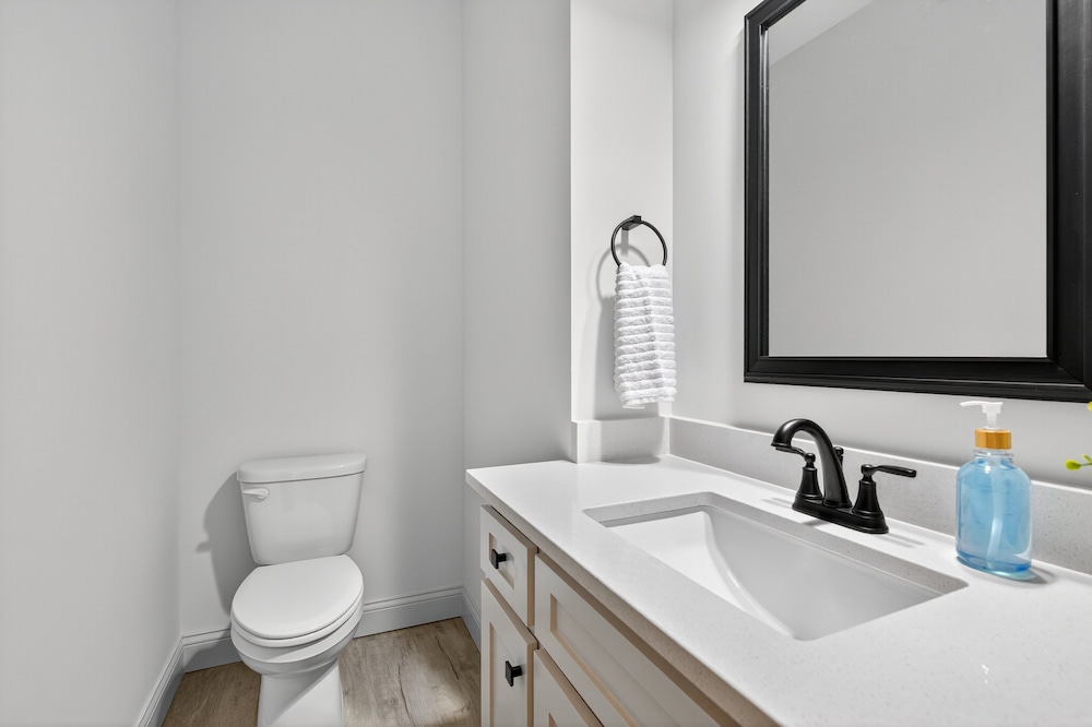 Plush & Roomy - Perfect For All Ages Near Ku & Kc 3 Bedroom Duplex