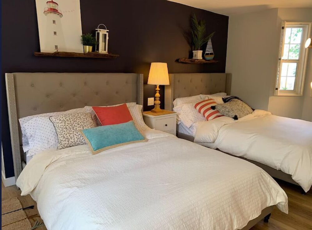 New Cozy Studio 2 Queen Beds, Kitchen Walk to Water