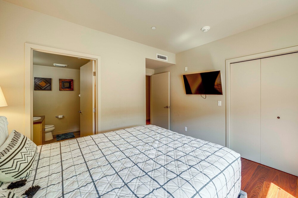 Steps to Lake Chelan: Condo w/ Resort Amenities!