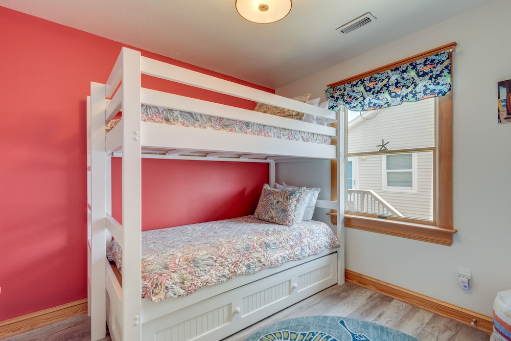 Coastal Home w/ Deck & Outdoor Shower view 2