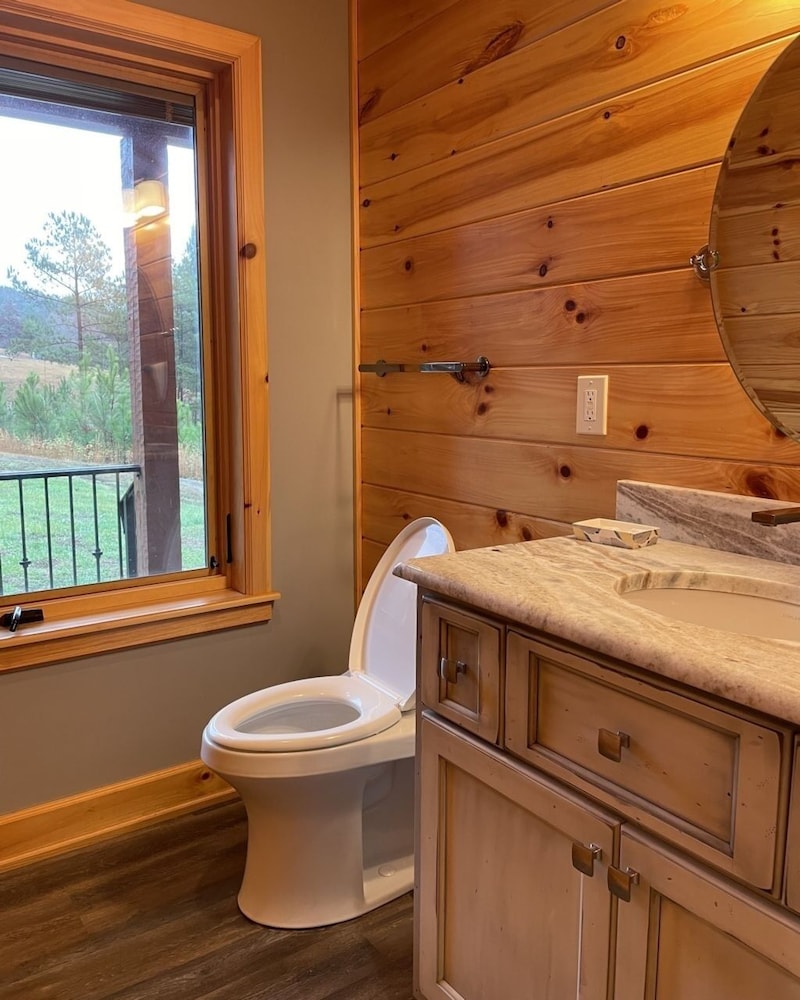 Nature lovers dream! Steps from fishing plus 140 acres of hiking! 4 Bedroom Home by RedAwning view 4