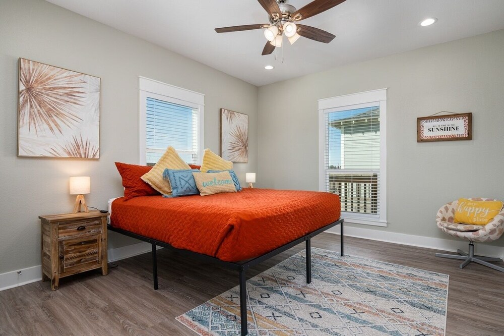 Blue Crab Cabana 3 Bedroom Home by RedAwning view 4