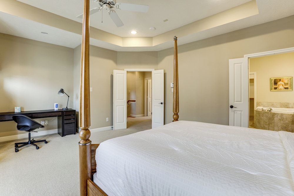 Walk to Shops & Eats: Family Retreat in Houston