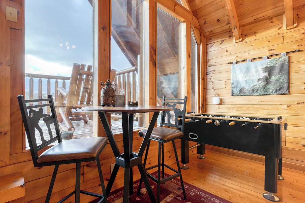Cozy Cabin Near Dollywood Attractions Hot Tub, Game Room, Views Anne's Place