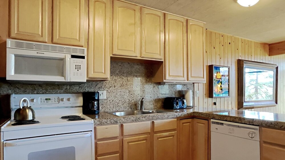3 Outdoor Spas, Pool, Sauna and Free WiFi and Parking - Unit 531 at 1849 Condos - Slopeside by RedAwning