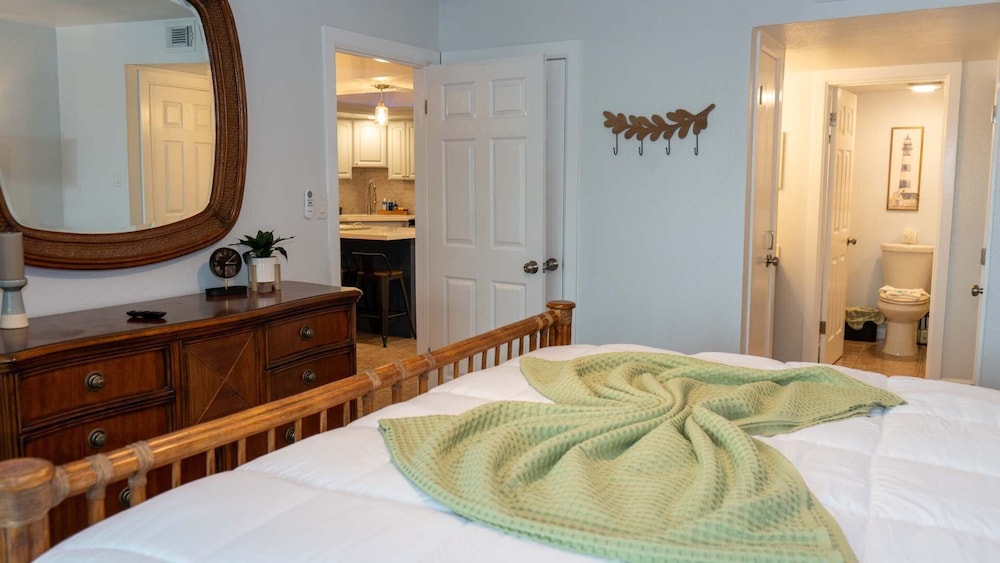 Sleeps 10 Direct Beach Heated Pool 3 Bedroom Apts