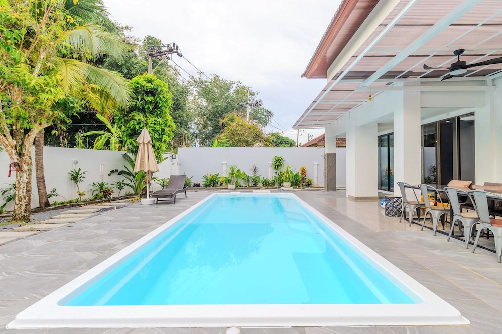 4BR with Pool Family BBQ Near Mall V260