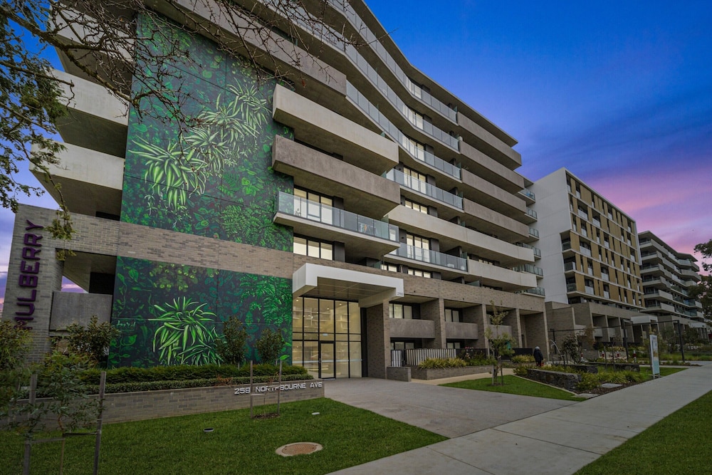 Sleek Inner-city 2-bed With Swimming Pool & BBQ