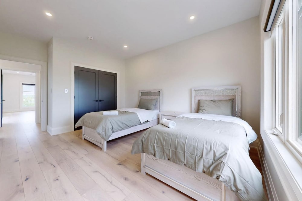 Lucky Mansion Luxury Villa in Fort Erie