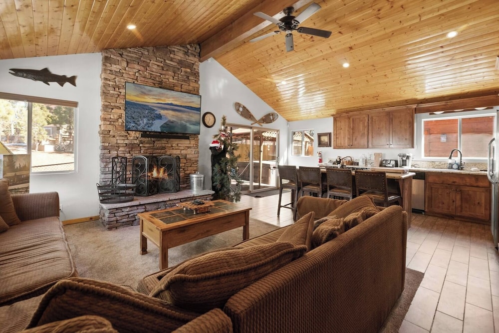 Lakeside Cottage - Charming  Retreat