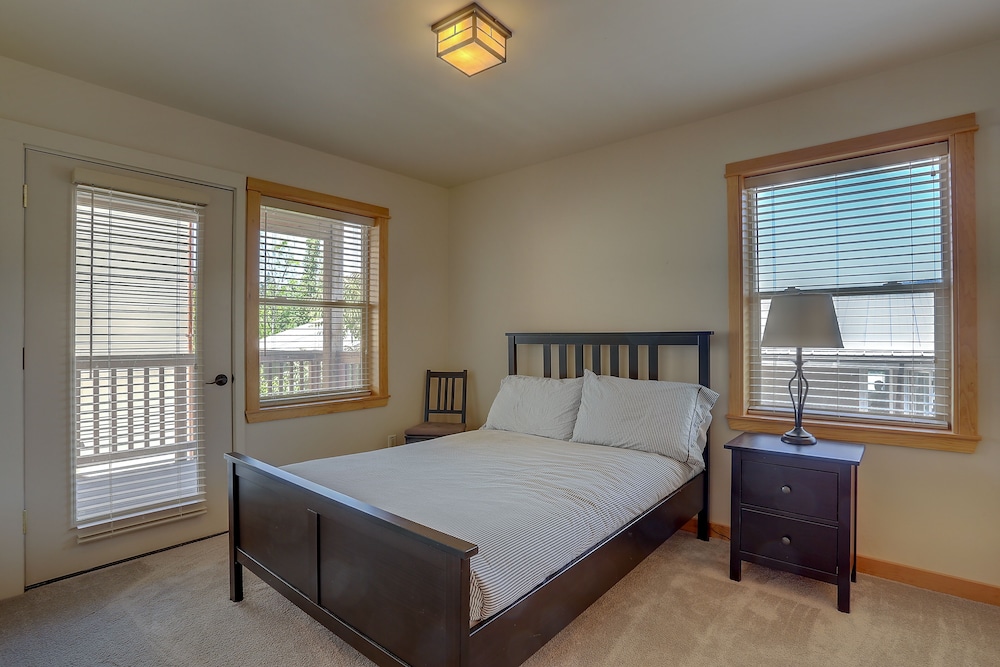 Hutson's Bridgeview **30 Day Minimum** 4 Bedroom Home by RedAwning