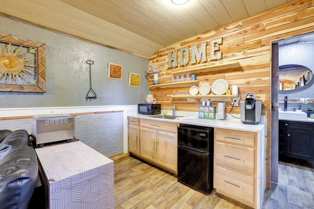 Walk to Grand Lake: Pet-friendly Grove Getaway!