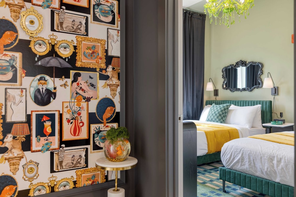 Colorful 4BR w/ Artful Design, Dining & Easy Access to Broadway The Bloom House by Avantstay