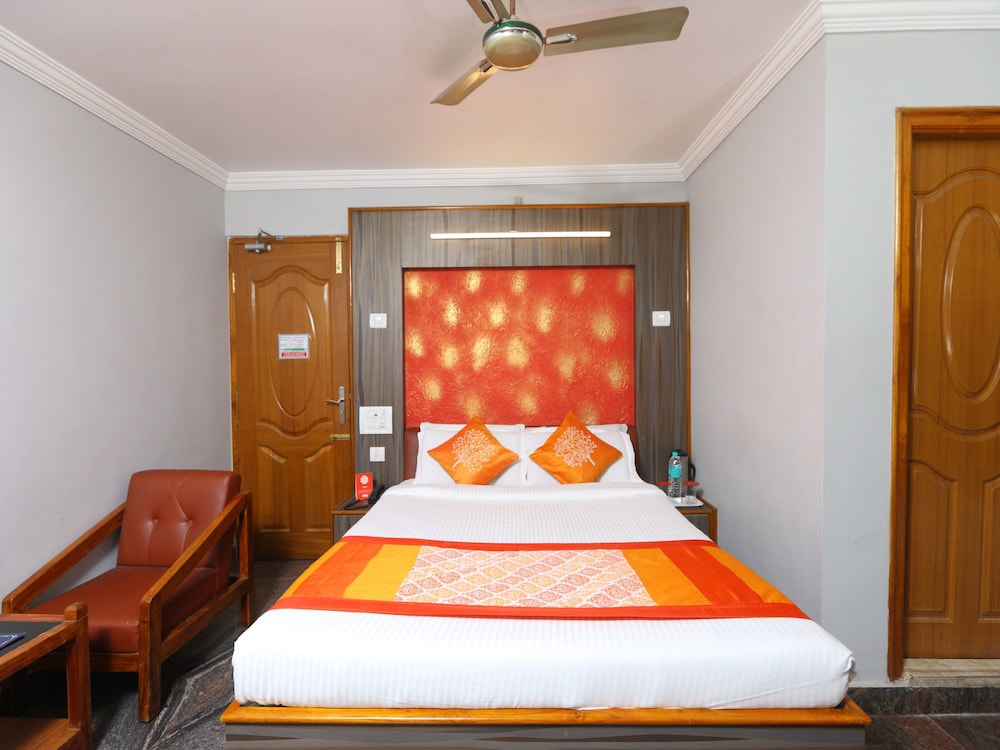 OYO 8828 Holidays Dollars Grand