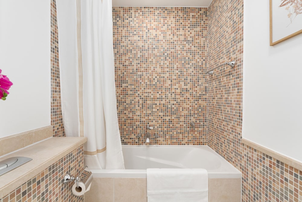 Whitesage - Fully Renovated Spacious 2BR Apt. with Burj Views