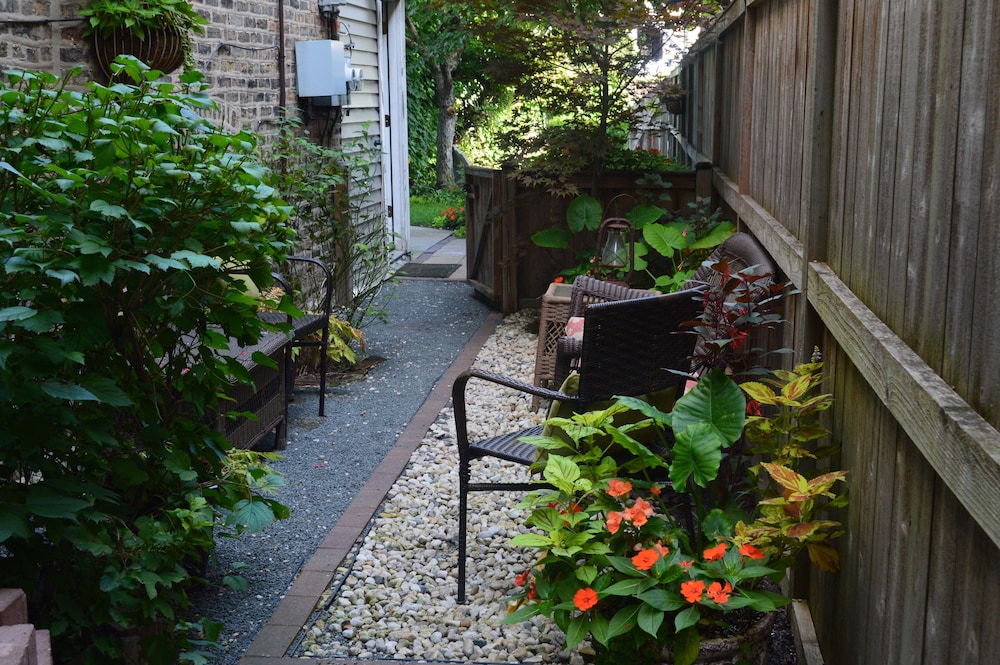 Chicago Guest House on Newport Avenue