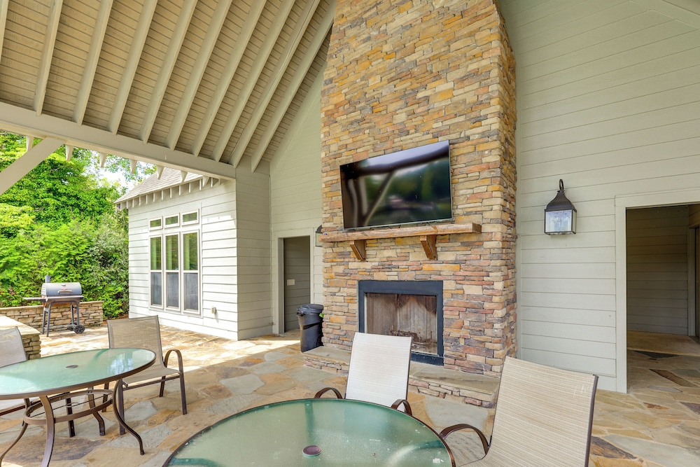 Walk to Lake Martin: Water-view Retreat w/ Deck!