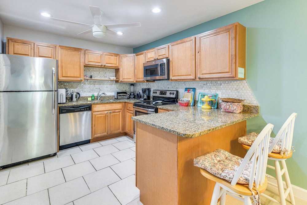 4 Mi to Siesta Key Beach: Condo w/ Pool Access
