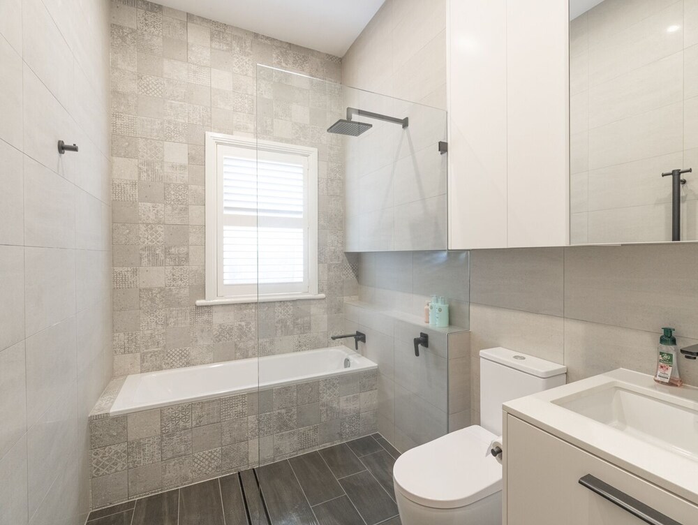 KozyGuru | Rose Bay | 3BR Steps to Beach + Parking photo 2