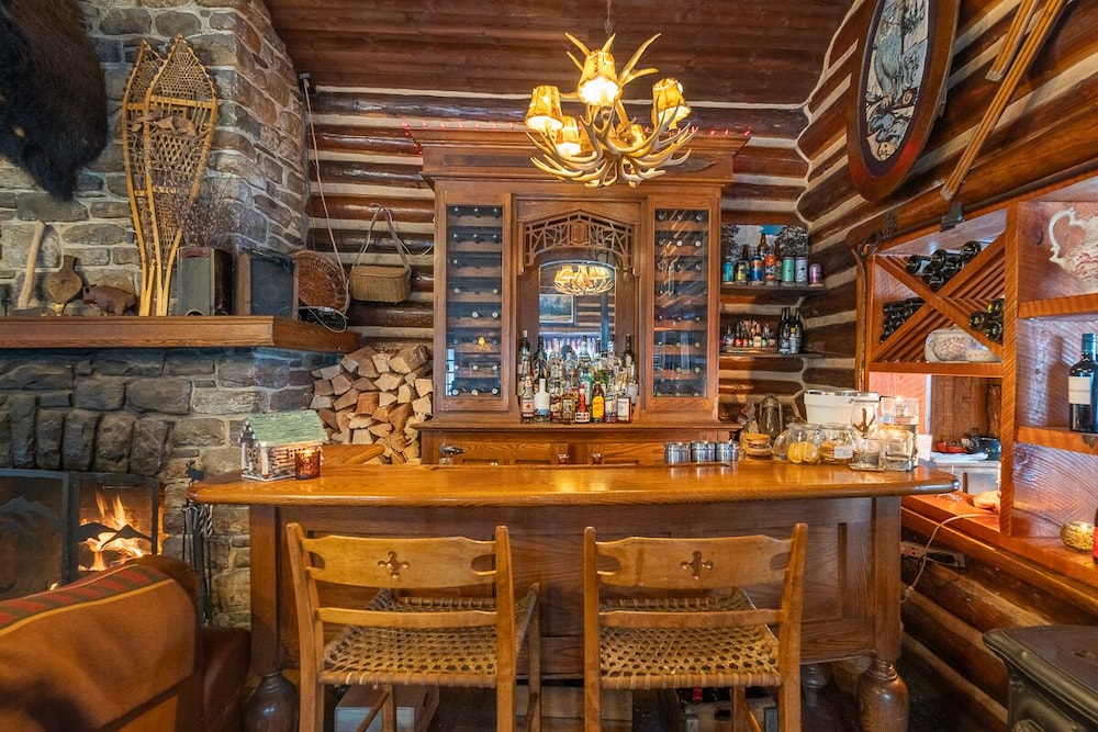 Storm Mountain Lodge Cabins & Dining