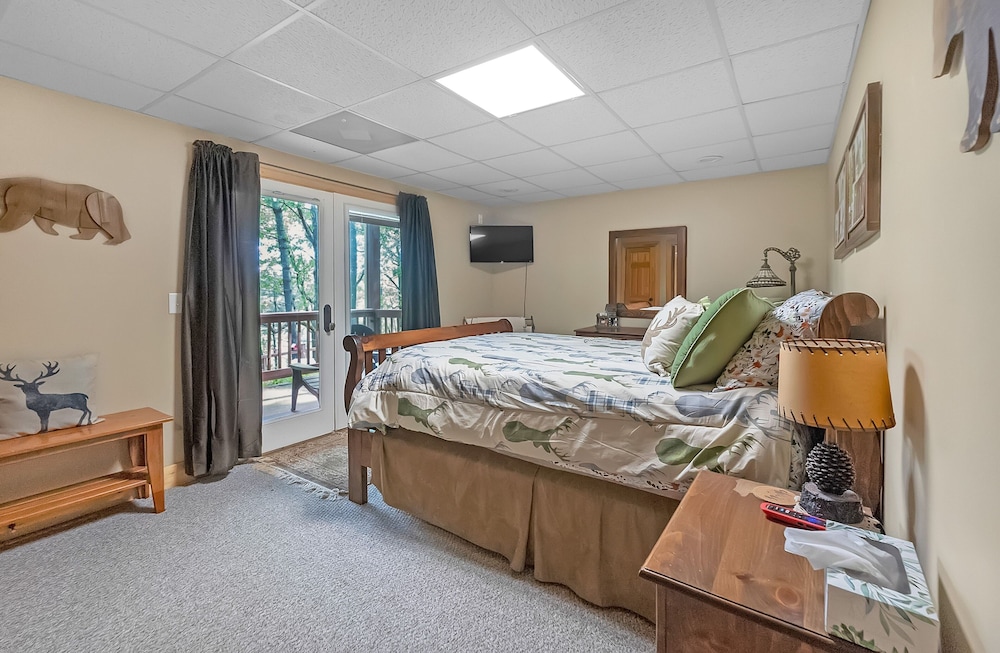 Mountain Getaway With Hot Tub & Game Room 4 Bedroom Cabin