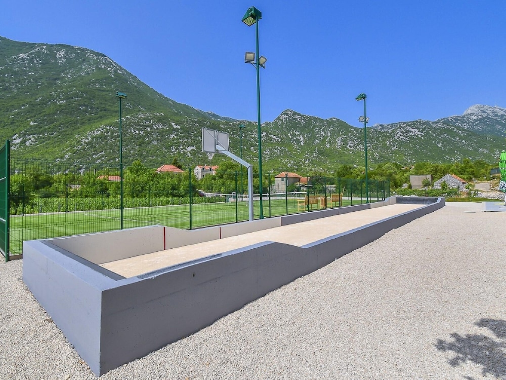 Villa in Zupa With Infinity Pool & Biokovo Views
