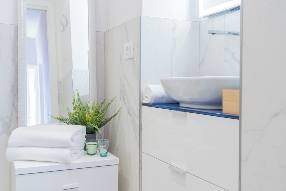 Lakeview Apartments by Rent all Como