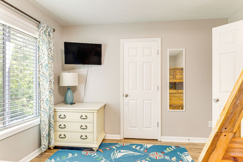 Walk to Ocean & Golf: North Myrtle Beach Home!