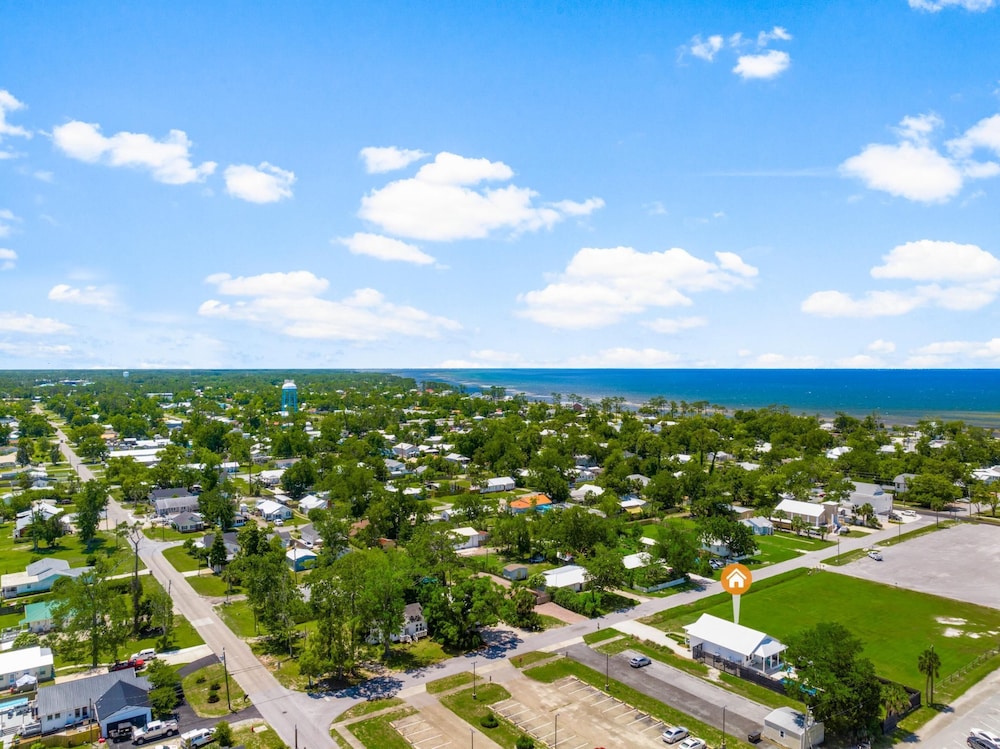 Beach House - 6th Street Retreat by PHG