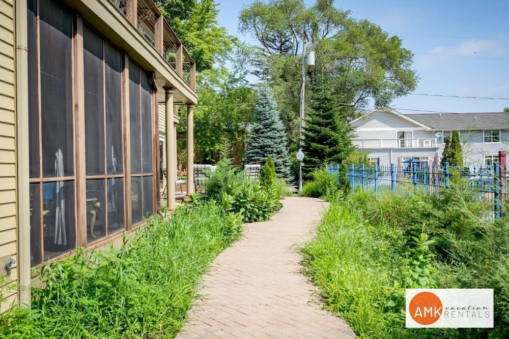 Lake Life Getaway - Condo Near Downtown