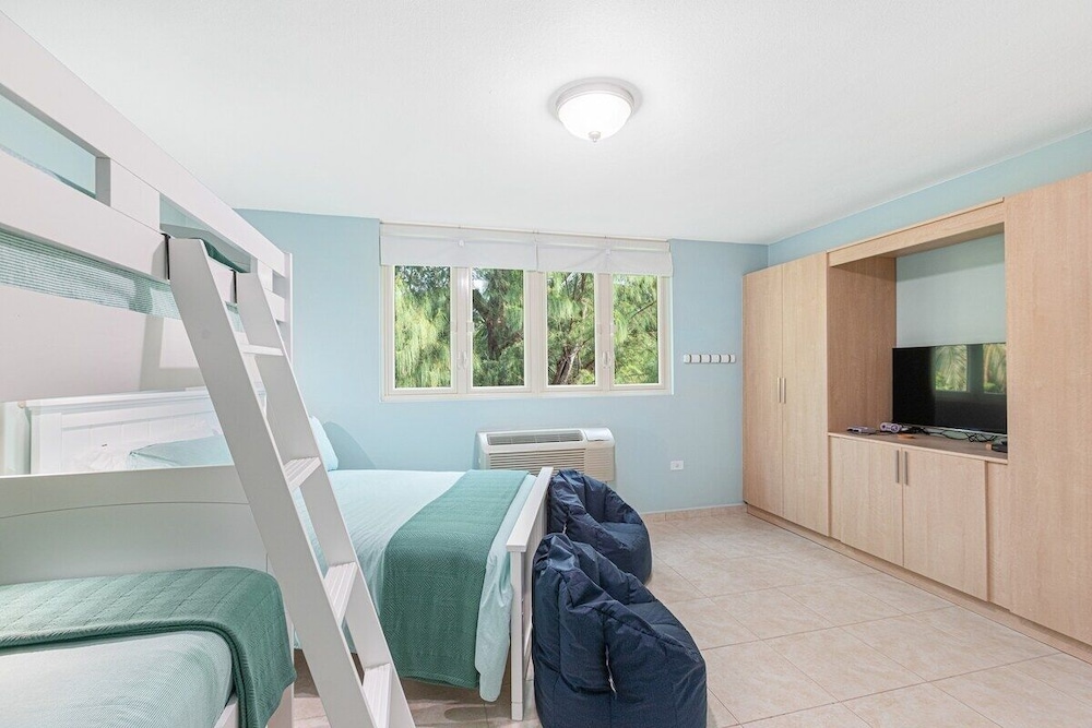 Ocean View Penthouse With Pool, Beachfront Complex 2 Bedroom Apts by Redawning view 4