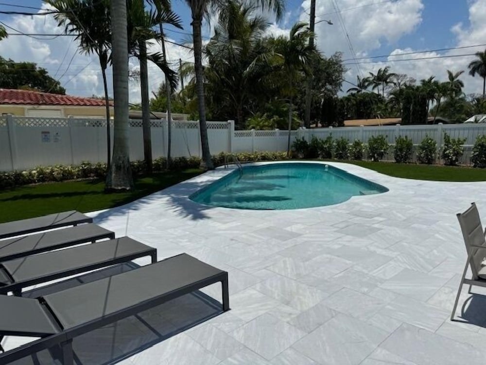 Mid Century Modern Pool Home In The Best Location! 2 Bedroom Home by RedAwning - Image 3