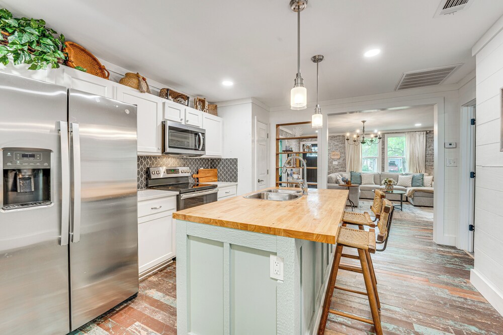 Walk to Boat Ramp: Newly Remodeled Seadrift Home!