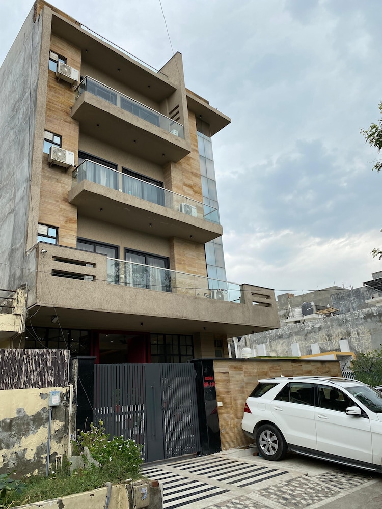 Raahgir Suites