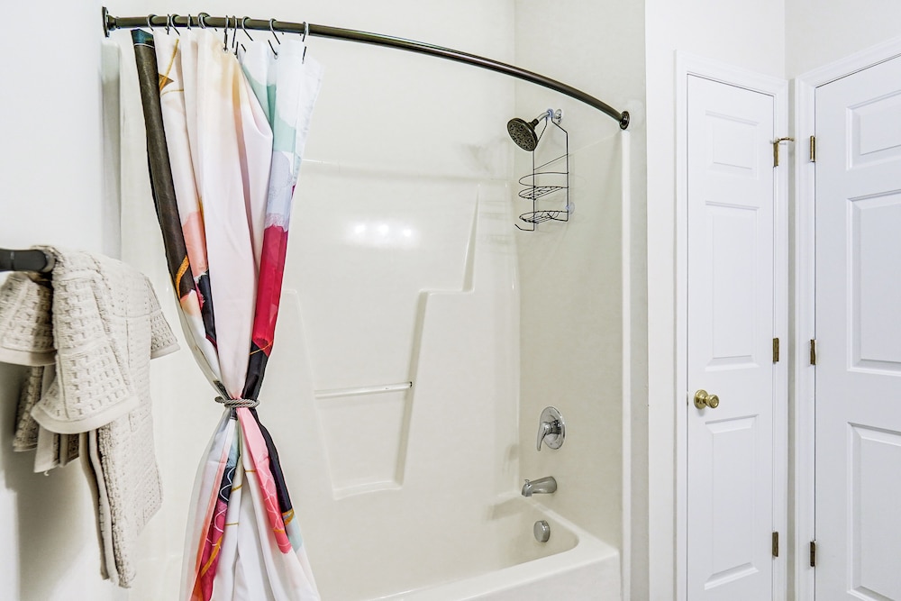 9 Mi to Dtwn Fayetteville: Condo w/ Pool Access!