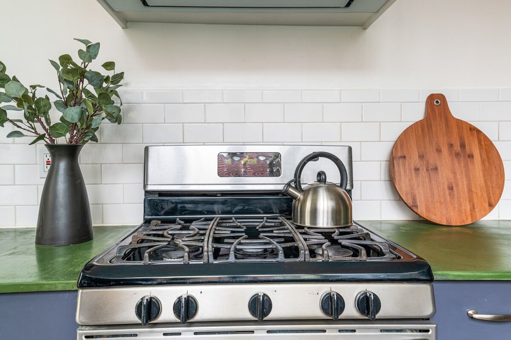 Adelphi I 3BR Ft Greene w Backyard Patio Porch