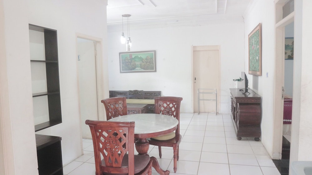 Aries Biru Hotel & Villa